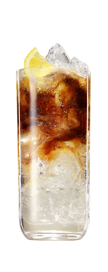 Kahlúa blonde tonic with ice cubes and a lemon slice in front of a transparent background